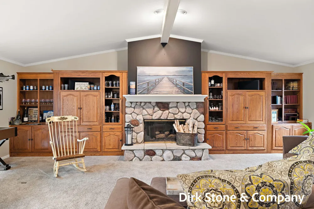 18569 Pawnee Drive Spring Lake, MI 49456