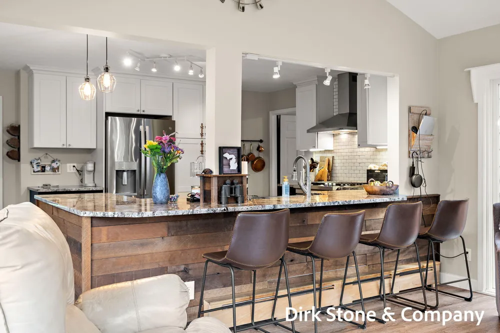 18569 Pawnee Drive Spring Lake, MI 49456