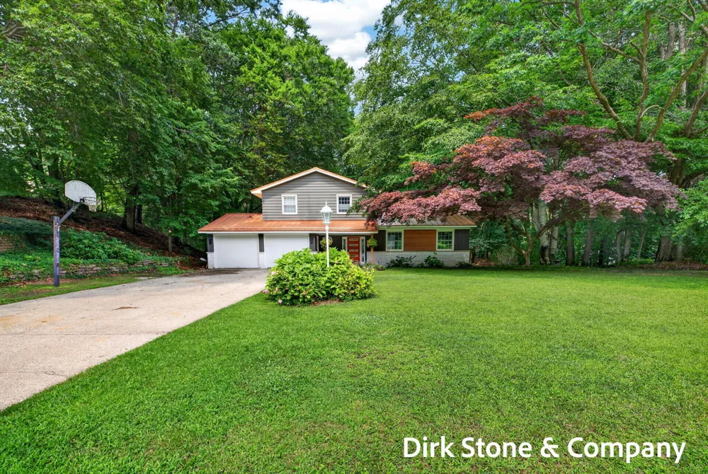 18569 Pawnee Drive Spring Lake, MI 49456