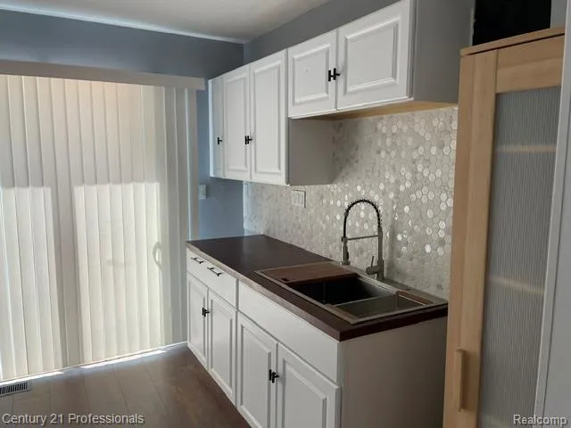 881 Garfield Avenue Lincoln Park City, MI 48146
