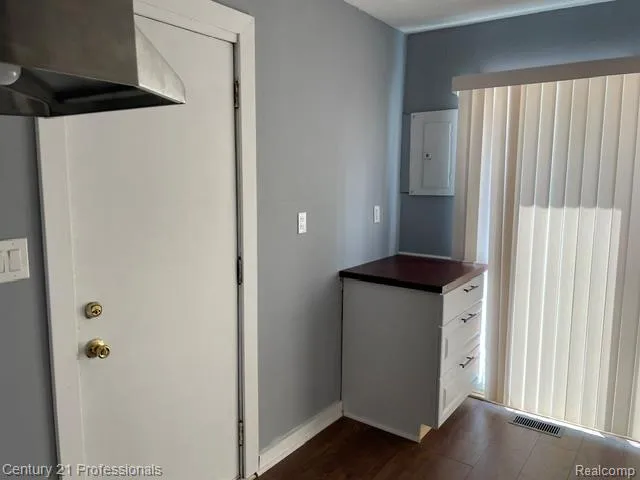 881 Garfield Avenue Lincoln Park City, MI 48146