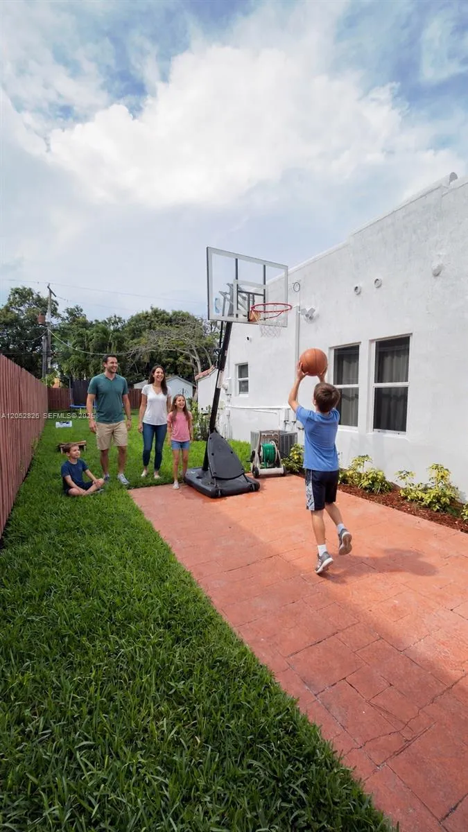 220 SW 5th St Dania Beach, FL 33004