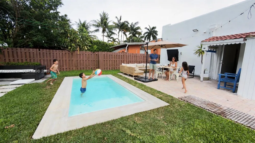 220 SW 5th St Dania Beach, FL 33004