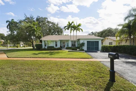 10308 Greenbriar Ct