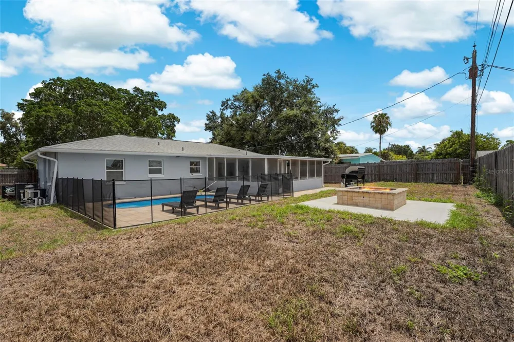 2003 PRINCETON AVENUE Bradenton, FL 34207