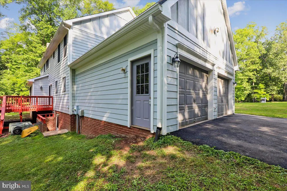 8253 HONEYSUCKLE ROAD Manassas, VA 20112