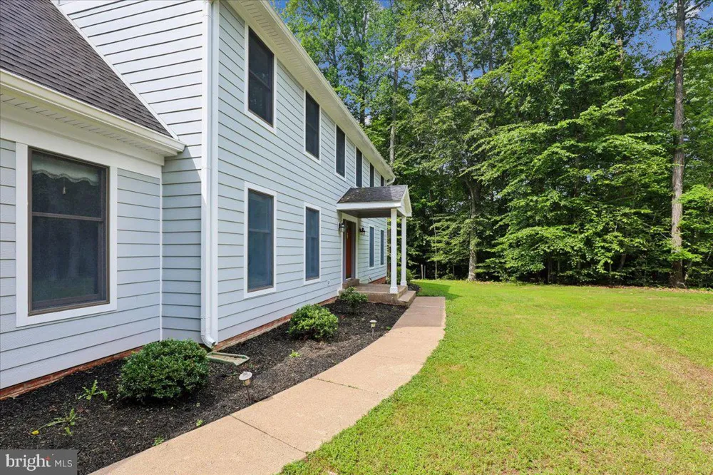8253 HONEYSUCKLE ROAD Manassas, VA 20112
