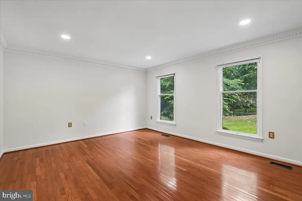 8253 HONEYSUCKLE ROAD Manassas, VA 20112
