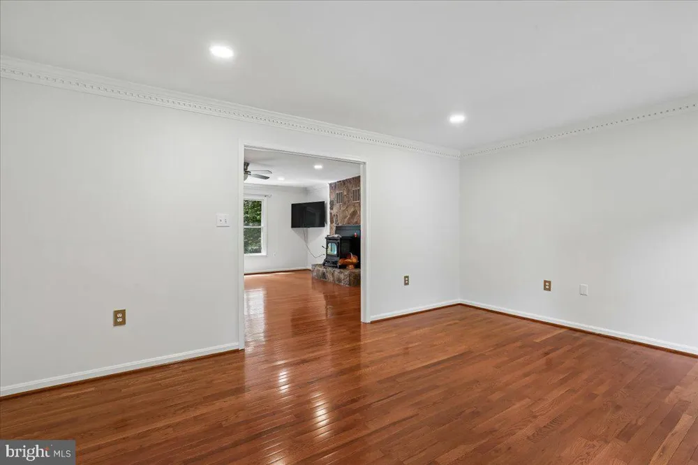 8253 HONEYSUCKLE ROAD Manassas, VA 20112