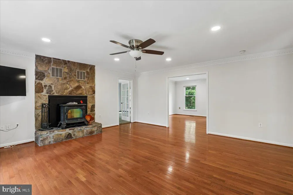 8253 HONEYSUCKLE ROAD Manassas, VA 20112