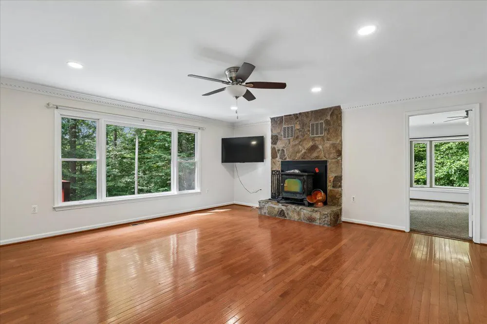 8253 HONEYSUCKLE ROAD Manassas, VA 20112
