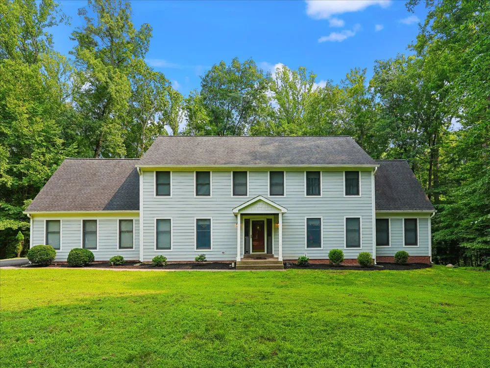 8253 HONEYSUCKLE ROAD Manassas, VA 20112