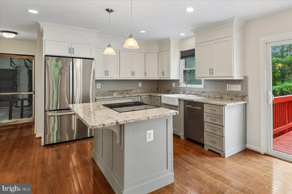 8253 HONEYSUCKLE ROAD Manassas, VA 20112