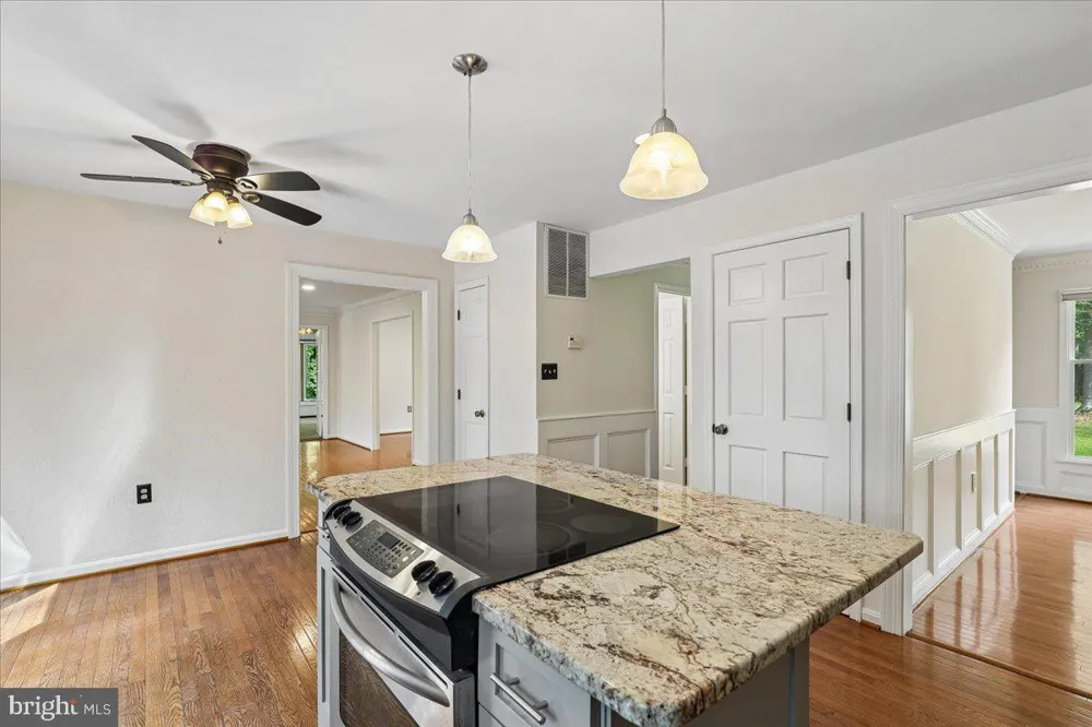 8253 HONEYSUCKLE ROAD Manassas, VA 20112