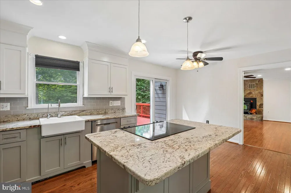 8253 HONEYSUCKLE ROAD Manassas, VA 20112