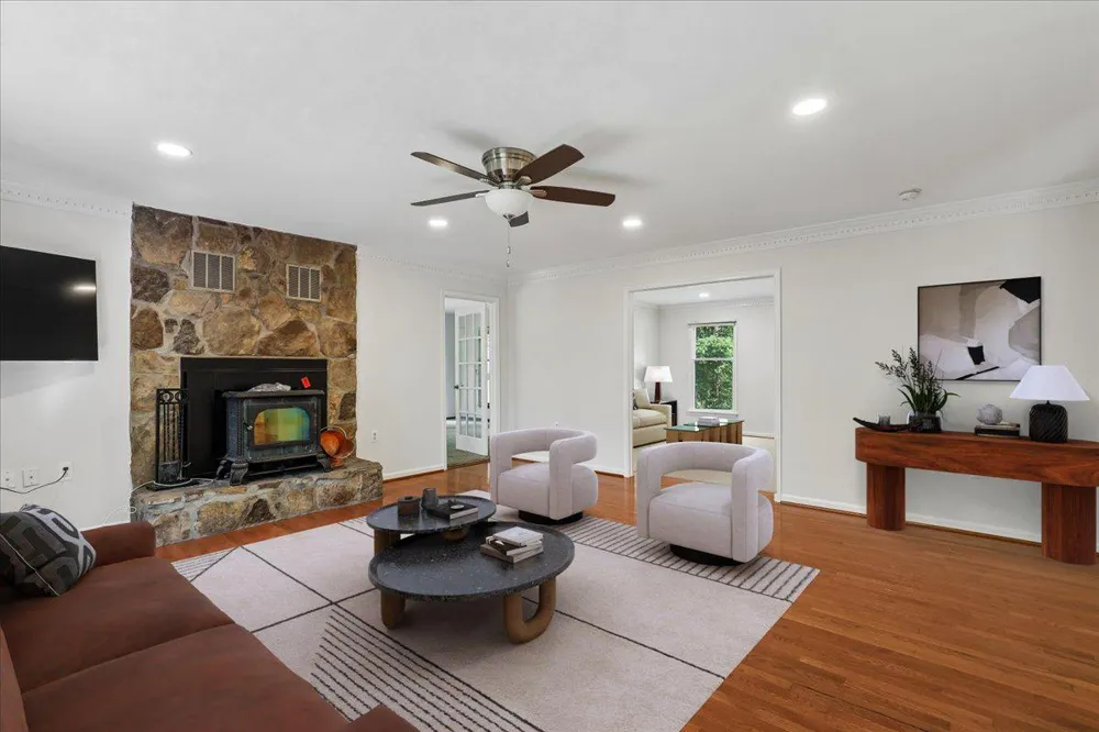 8253 HONEYSUCKLE ROAD Manassas, VA 20112