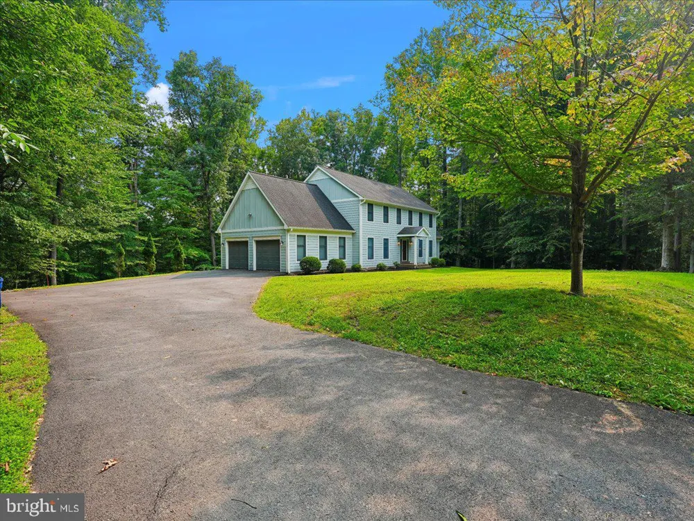 8253 HONEYSUCKLE ROAD Manassas, VA 20112