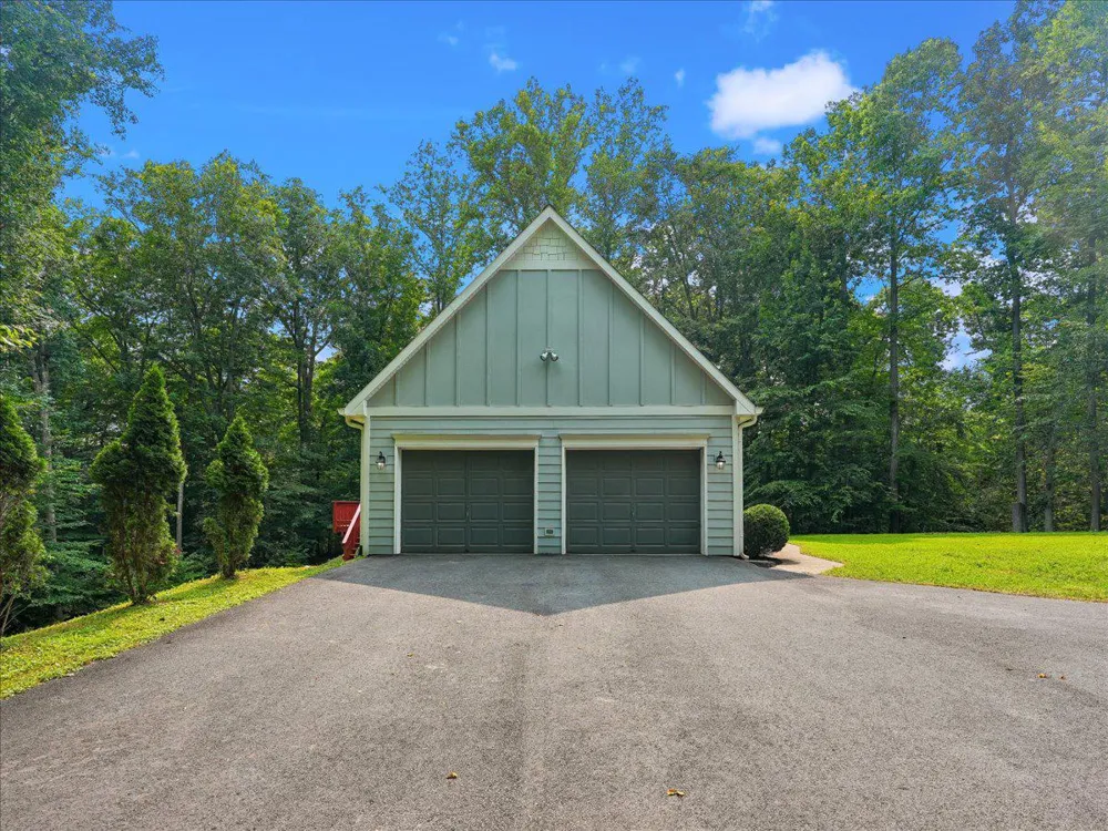 8253 HONEYSUCKLE ROAD Manassas, VA 20112