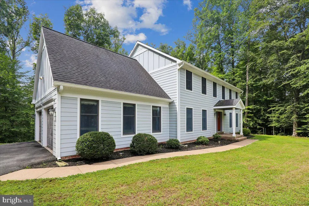 8253 HONEYSUCKLE ROAD Manassas, VA 20112