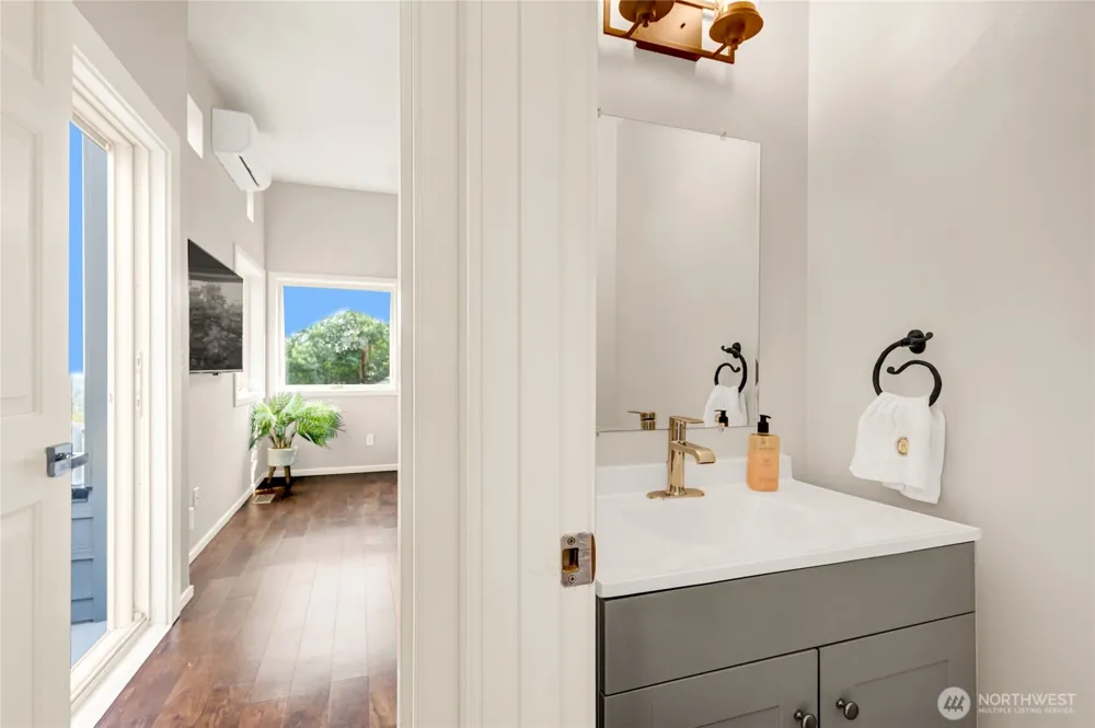 3406 37th Avenue W Seattle, WA 98199