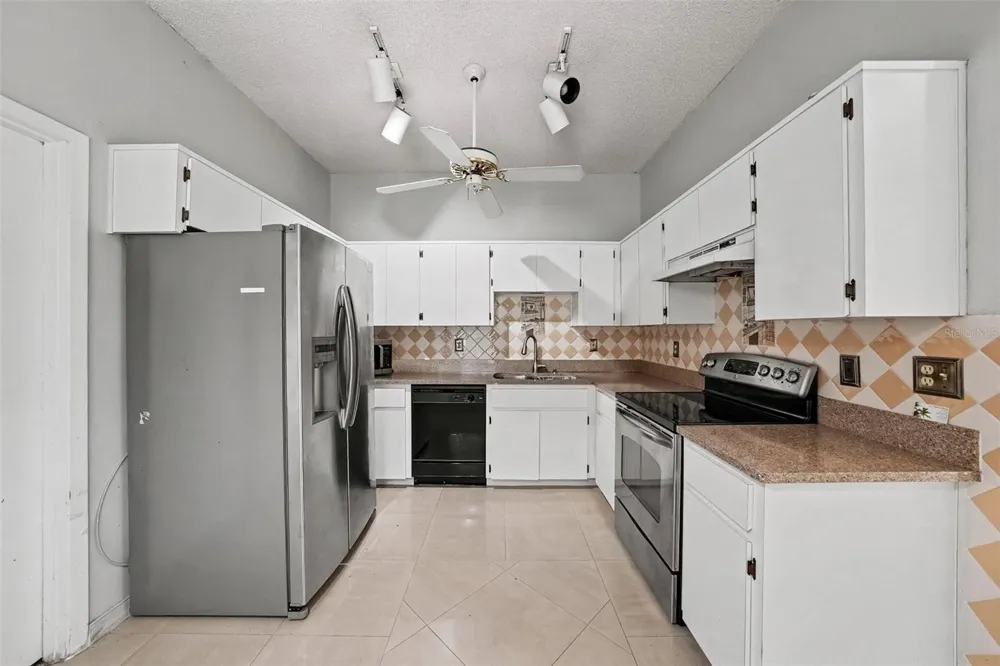 888 FRANKLIN CIRCLE Palm Harbor, FL 34683