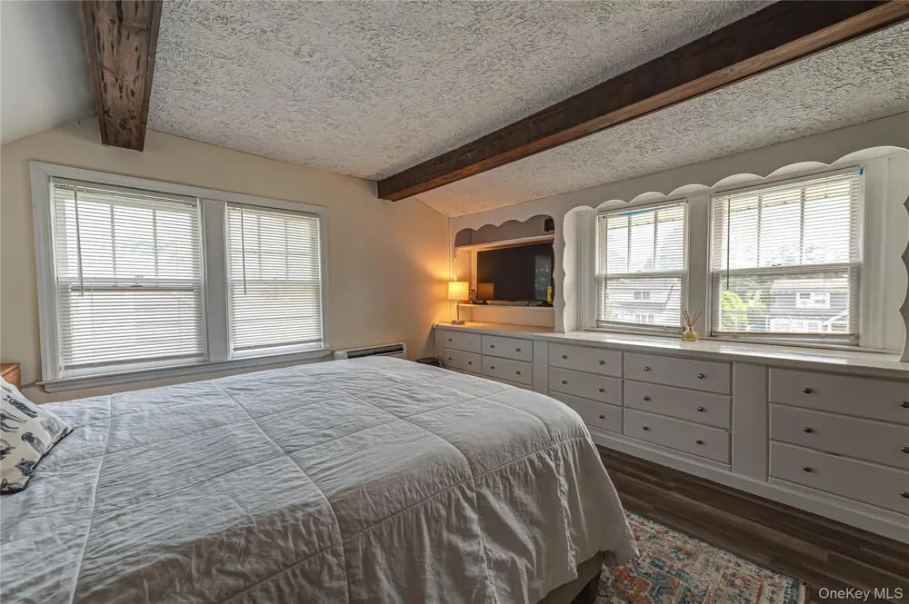 21 Bay 3rd Street Islip, NY 11751