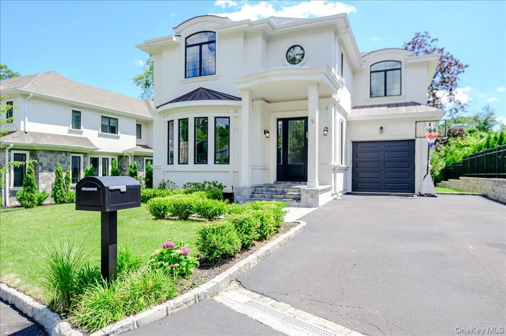 9 Greenway Terrace Great Neck, NY 11024