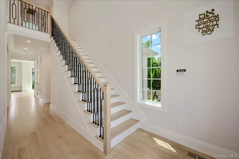 9 Greenway Terrace Great Neck, NY 11024