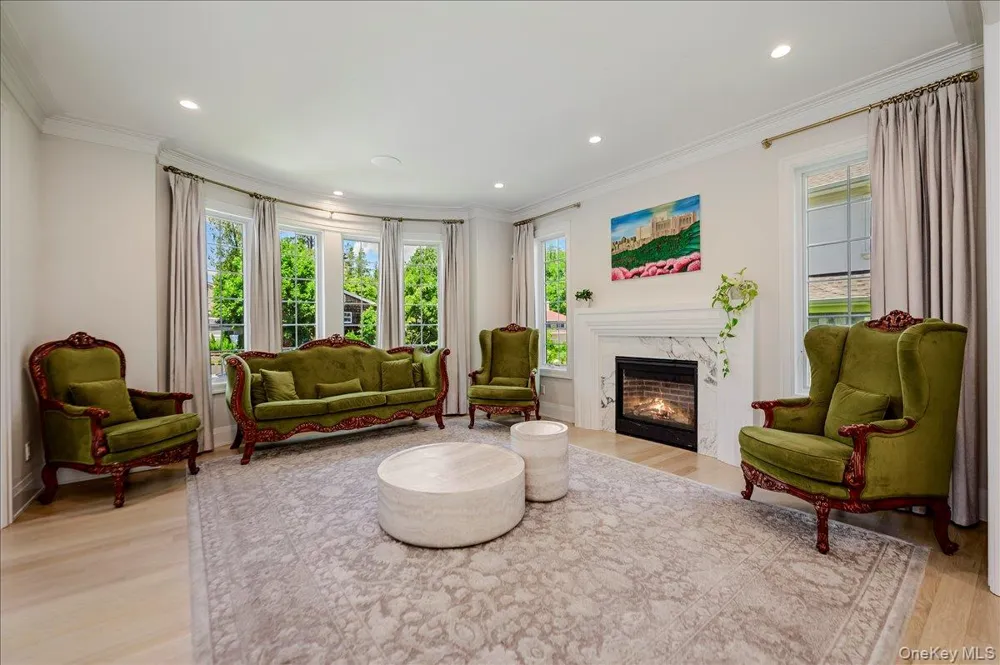 9 Greenway Terrace Great Neck, NY 11024