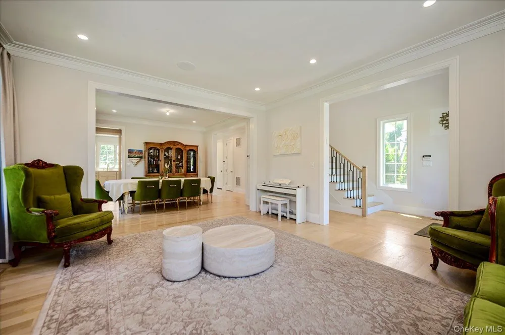 9 Greenway Terrace Great Neck, NY 11024
