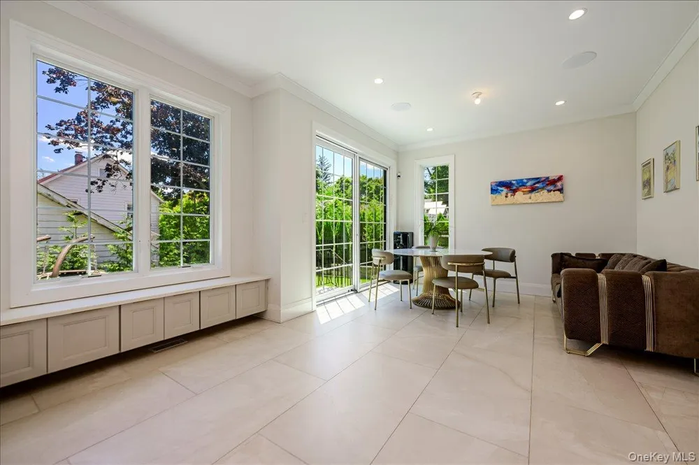 9 Greenway Terrace Great Neck, NY 11024