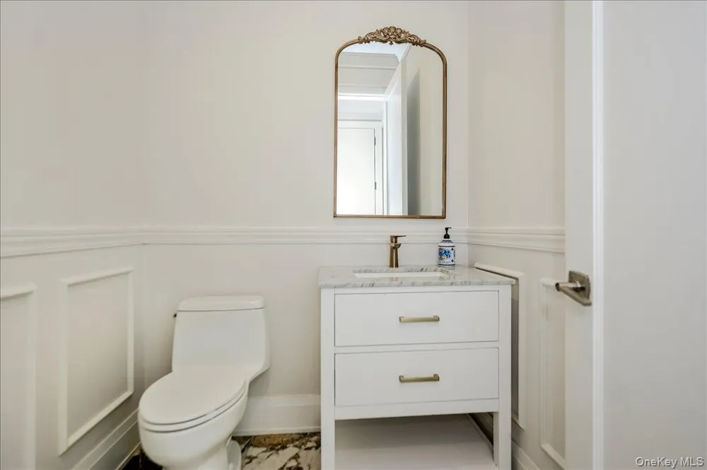 9 Greenway Terrace Great Neck, NY 11024