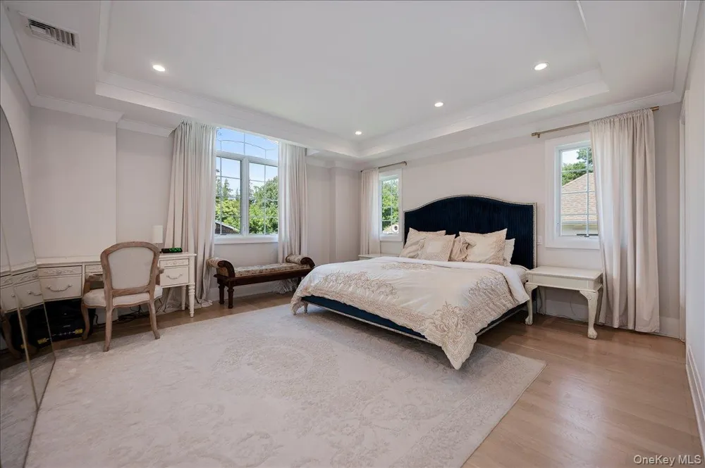 9 Greenway Terrace Great Neck, NY 11024