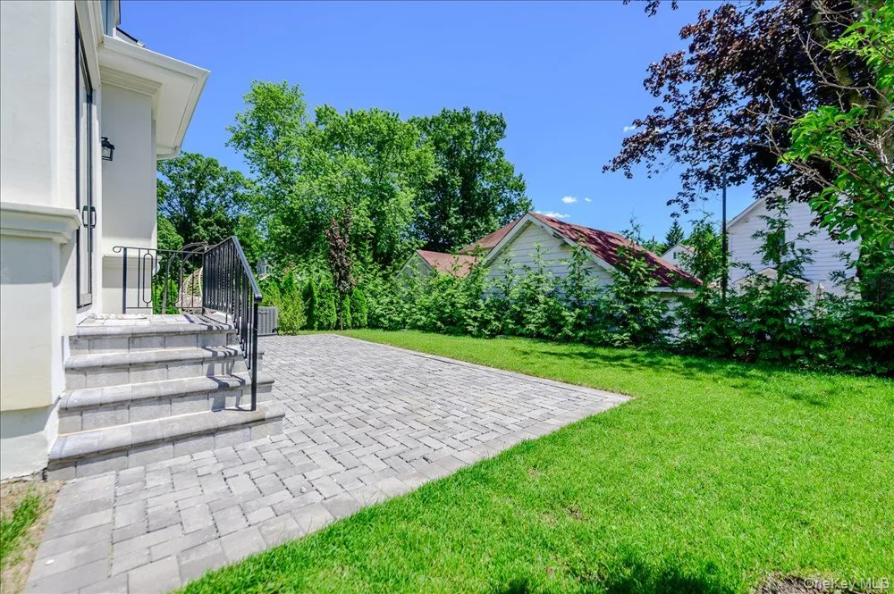 9 Greenway Terrace Great Neck, NY 11024