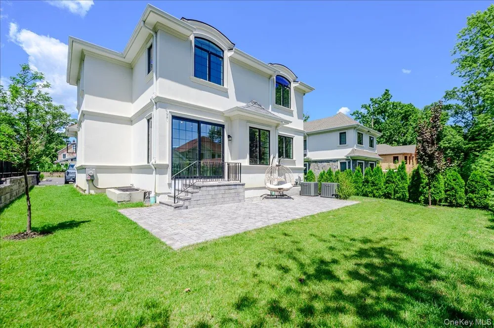 9 Greenway Terrace Great Neck, NY 11024