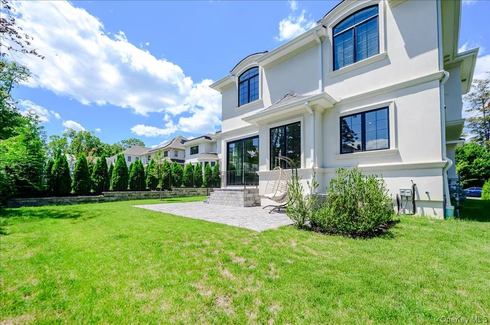 9 Greenway Terrace Great Neck, NY 11024