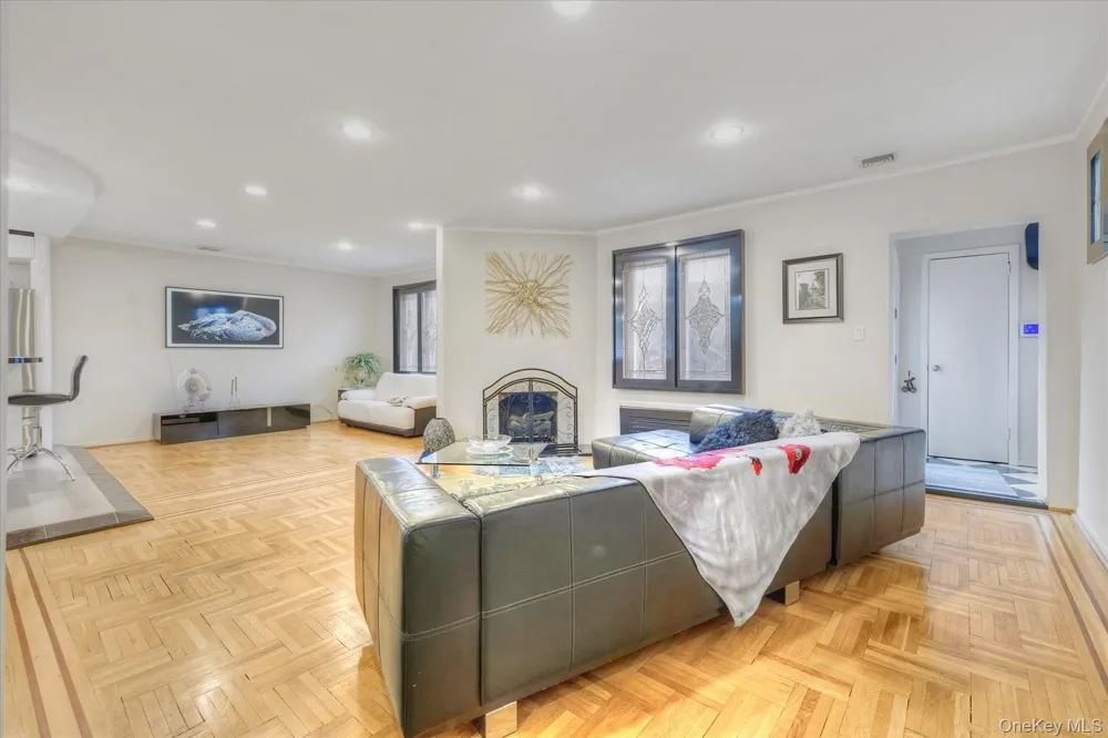 34 Reyam Road Lynbrook, NY 11563