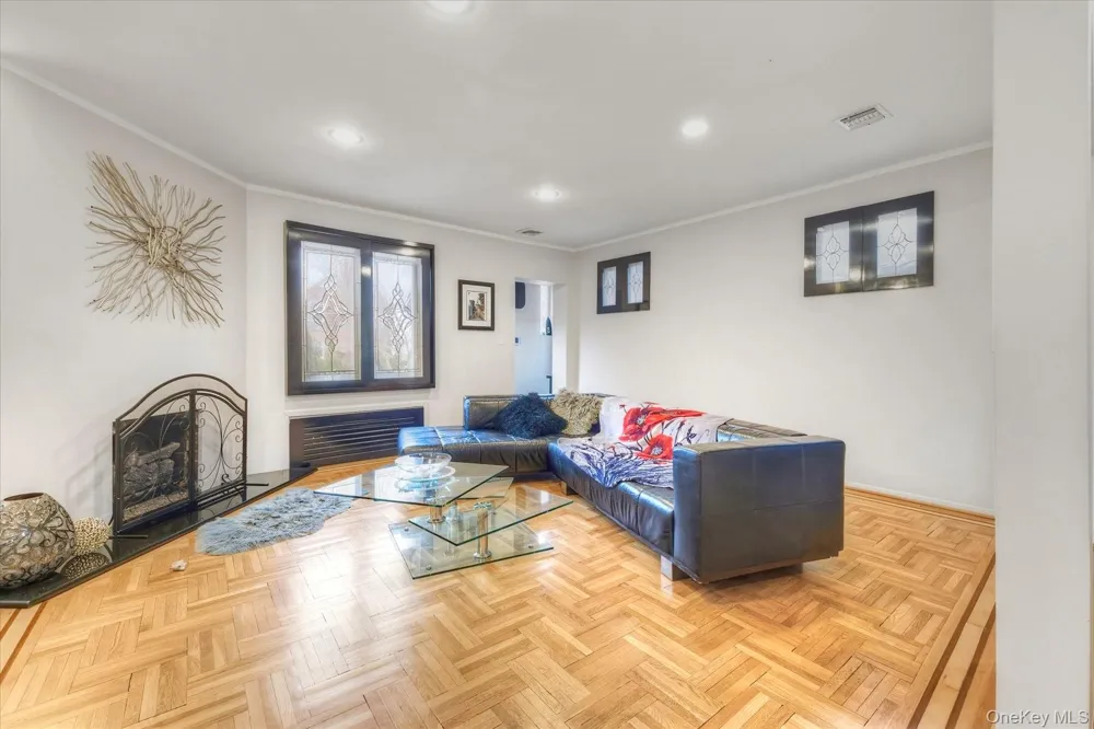 34 Reyam Road Lynbrook, NY 11563