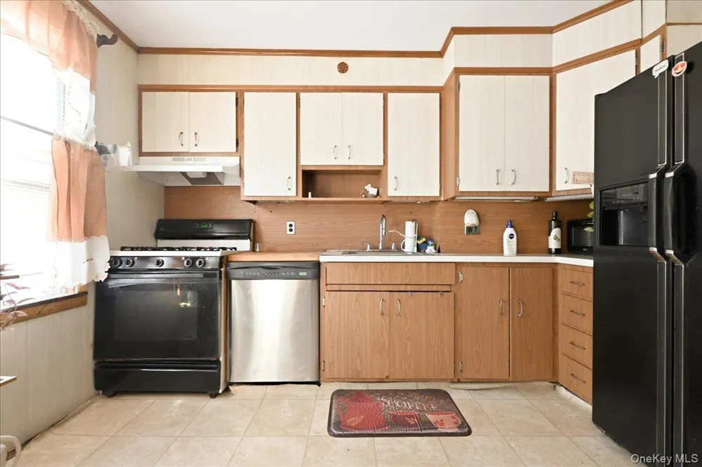 7733 79th Place Glendale, NY 11385