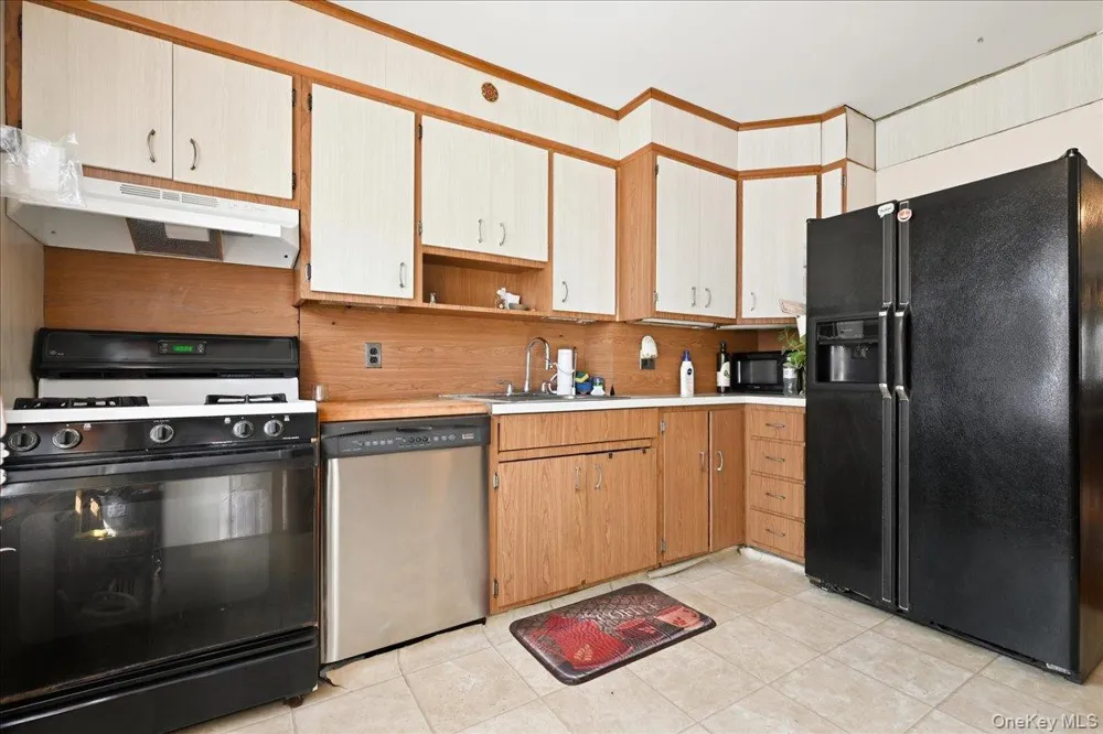 7733 79th Place Glendale, NY 11385