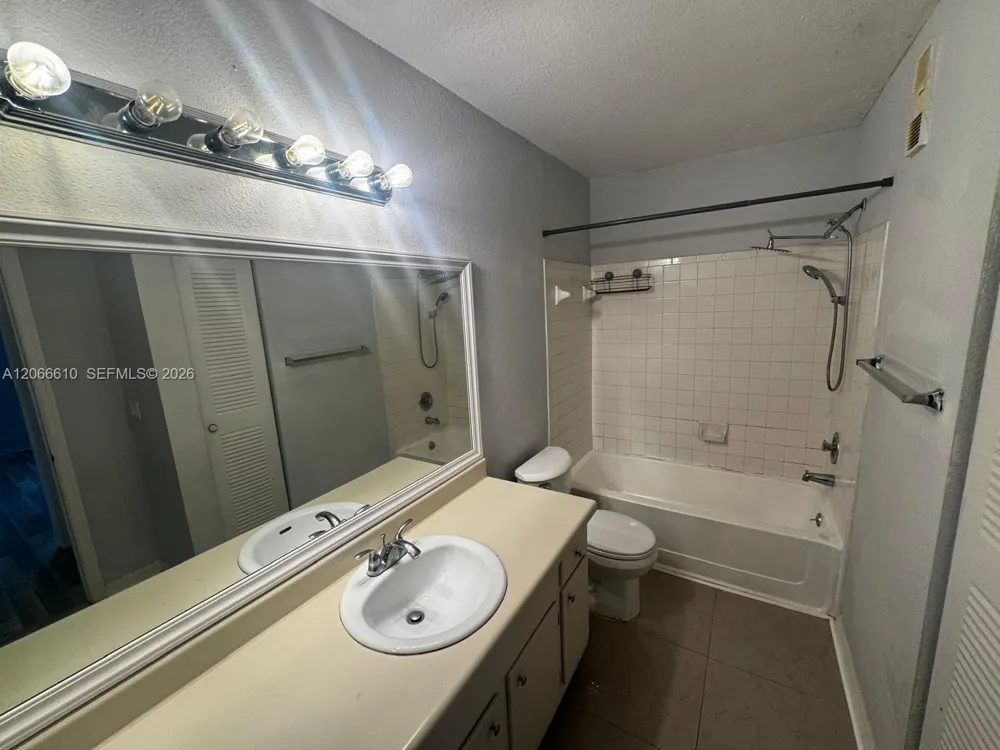 3360 Pinewalk Dr N #1324 Margate, FL 33063