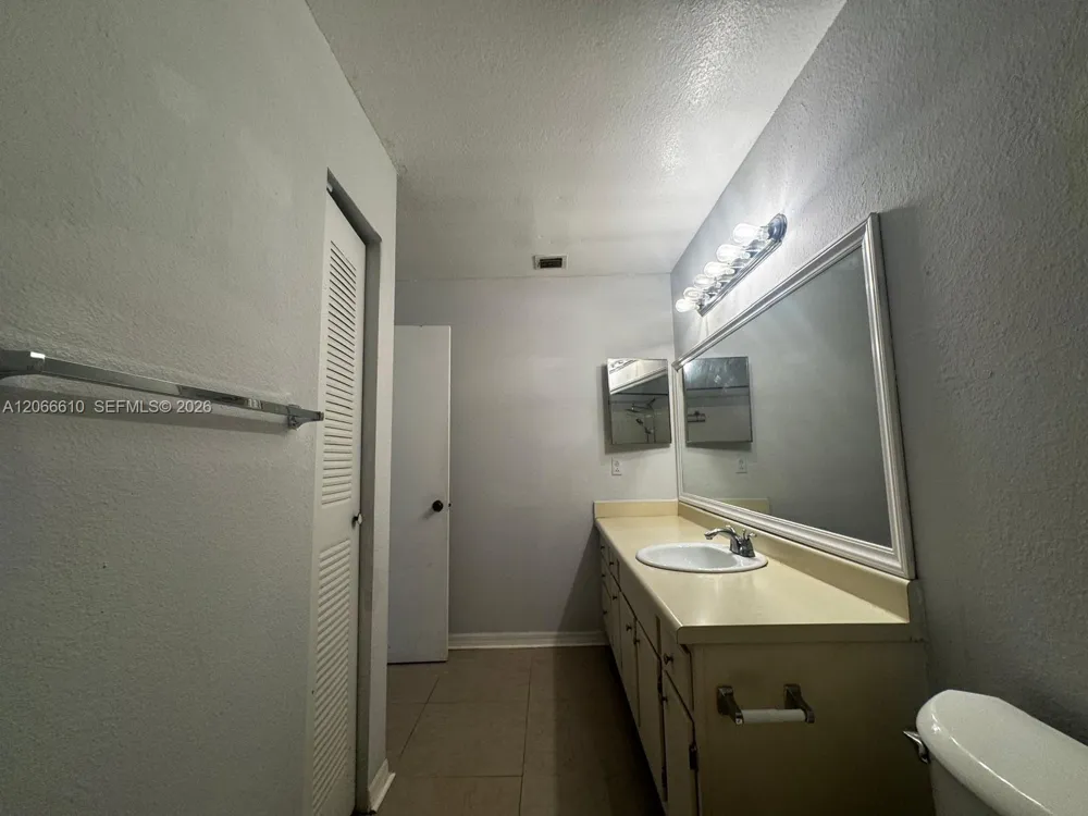 3360 Pinewalk Dr N #1324 Margate, FL 33063