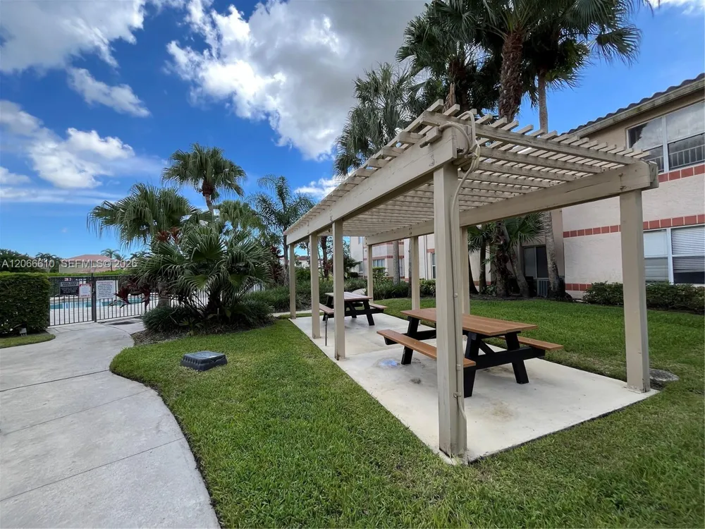 3360 Pinewalk Dr N #1324 Margate, FL 33063