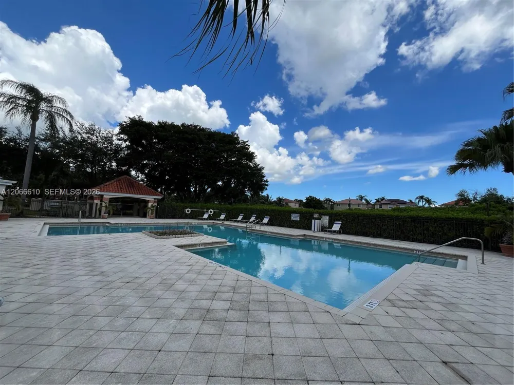 3360 Pinewalk Dr N #1324 Margate, FL 33063