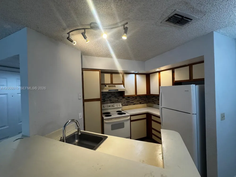 3360 Pinewalk Dr N #1324 Margate, FL 33063