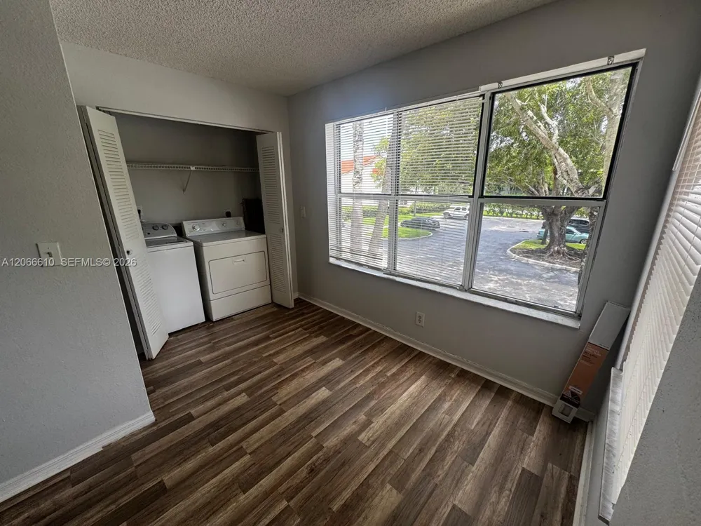 3360 Pinewalk Dr N #1324 Margate, FL 33063