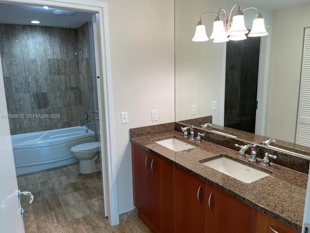 300 S Biscayne Blvd #T-2804 Miami, FL 33131