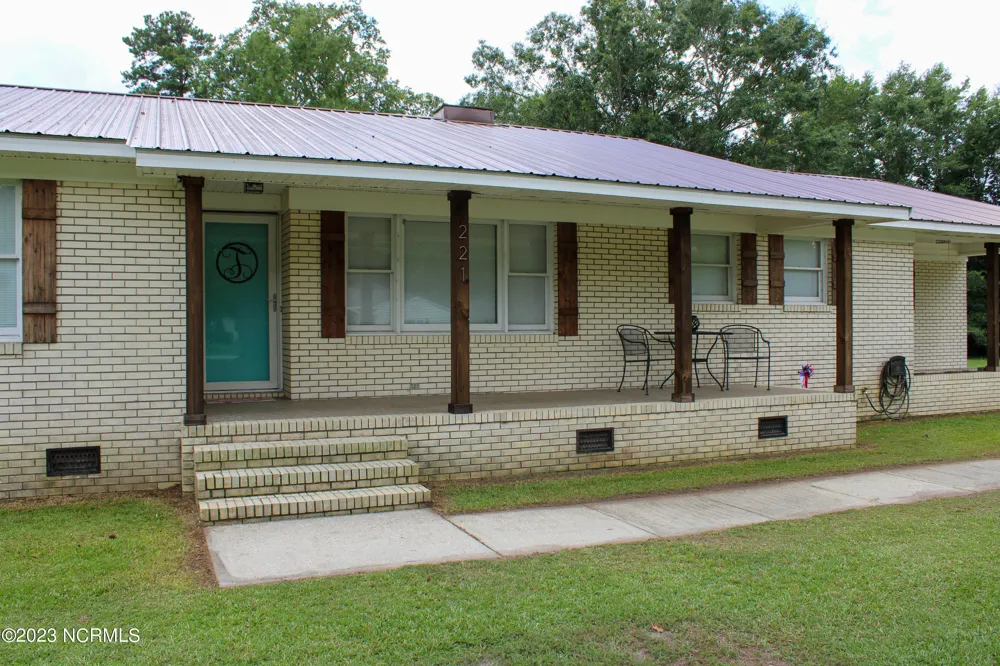 221 E Bladen Street Bladenboro, NC 28320