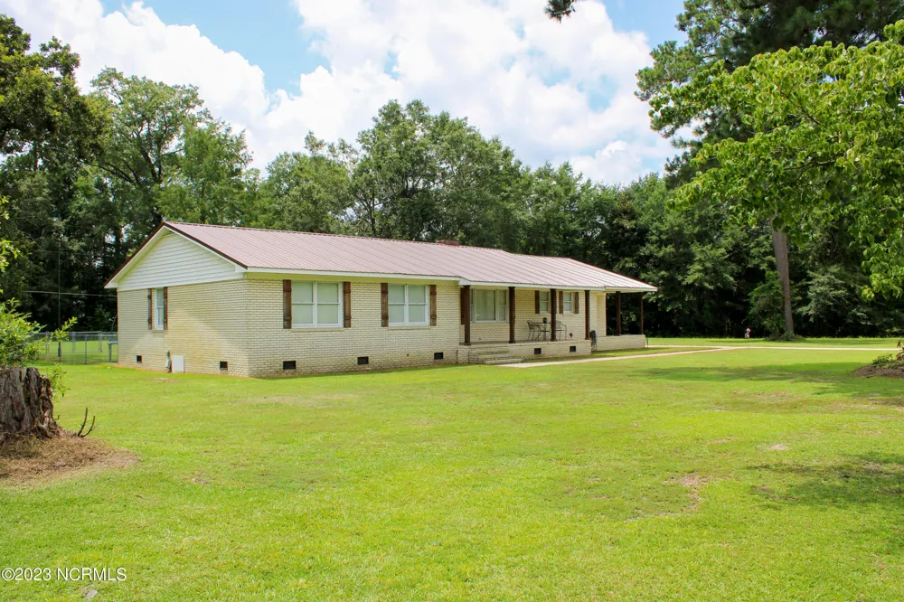 221 E Bladen Street Bladenboro, NC 28320