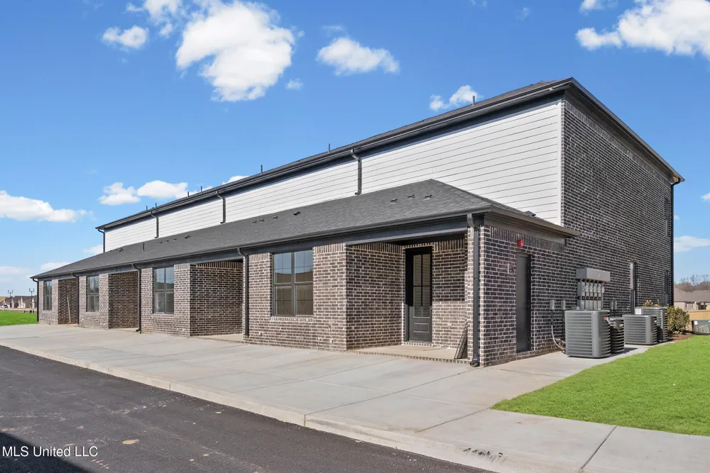 695 Bolivar Drive Nesbit, MS 38651